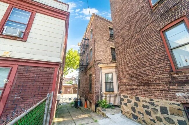 69 Hague St, Jersey City, NJ à vendre - Photo de l’immeuble – Image 3 sur 4