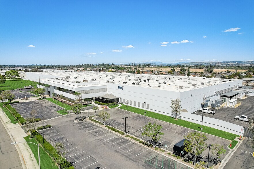 4875 E Hunter Ave, Anaheim, CA à louer - Photo de l’immeuble – Image 1 sur 7