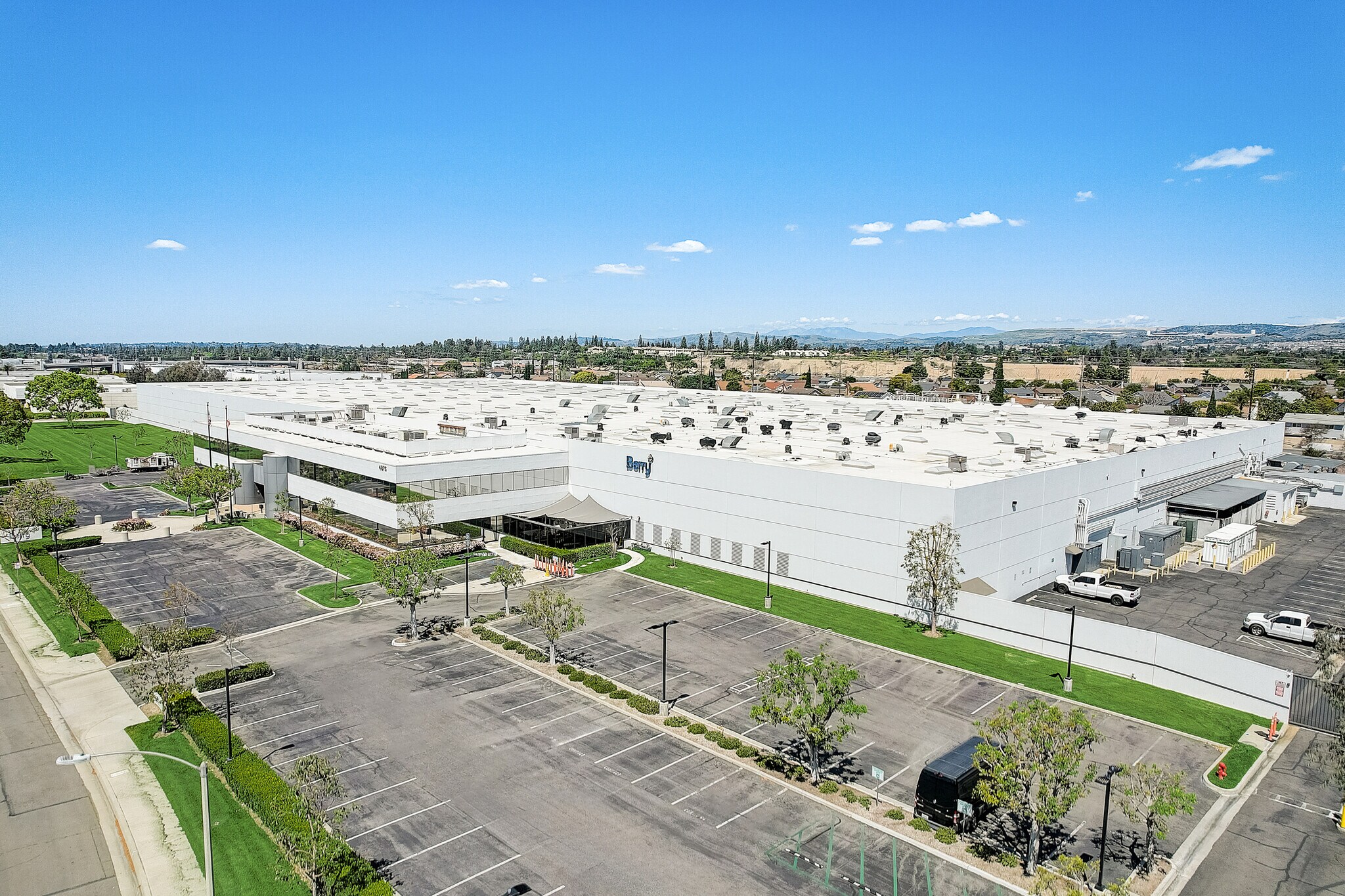 4875 E Hunter Ave, Anaheim, CA à louer Photo de l’immeuble– Image 1 sur 8