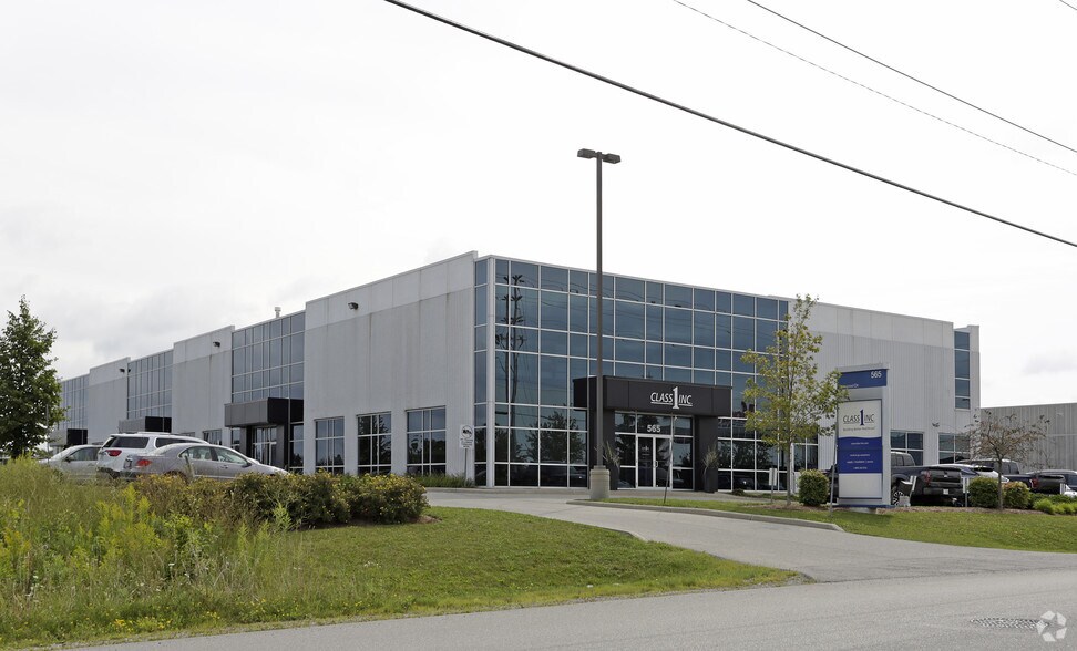 565 Boxwood Dr, Cambridge, ON à louer - Photo de l’immeuble – Image 1 sur 6