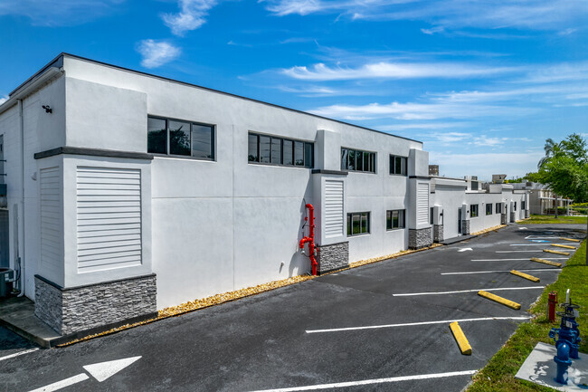 Plus de détails pour 2401 72nd St N, Saint Petersburg, FL - Industriel/Logistique à vendre