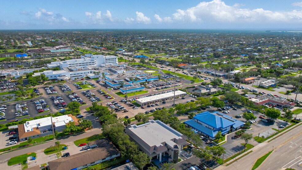 1425 Viscaya Pky, Cape Coral, FL à louer - Photo de l’immeuble – Image 2 sur 20