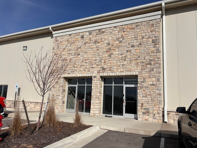 18760 Johnson Dr, Shawnee, KS à louer - Photo principale – Image 1 sur 18