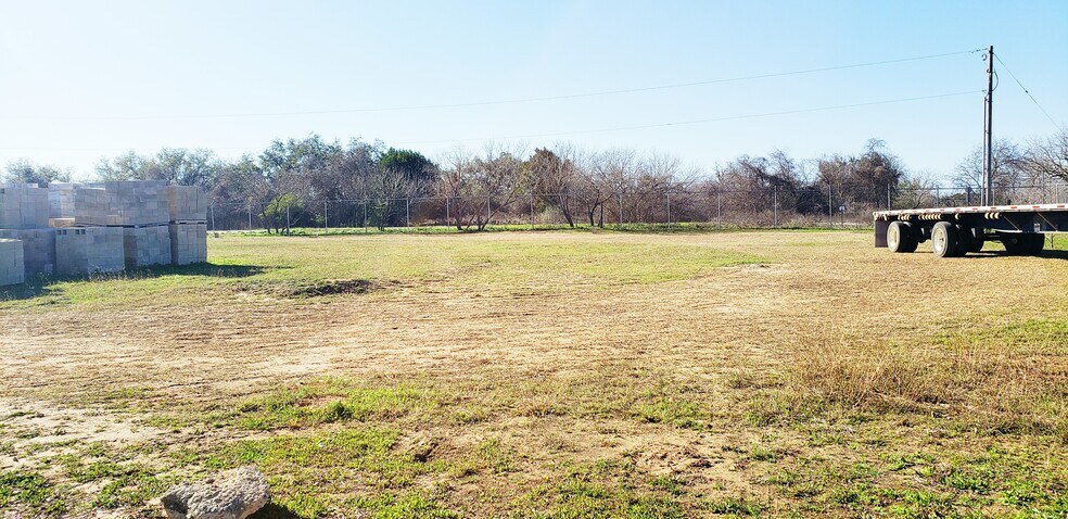 381 State Highway 132, Devine, TX à vendre - Photo de l’immeuble – Image 3 sur 13