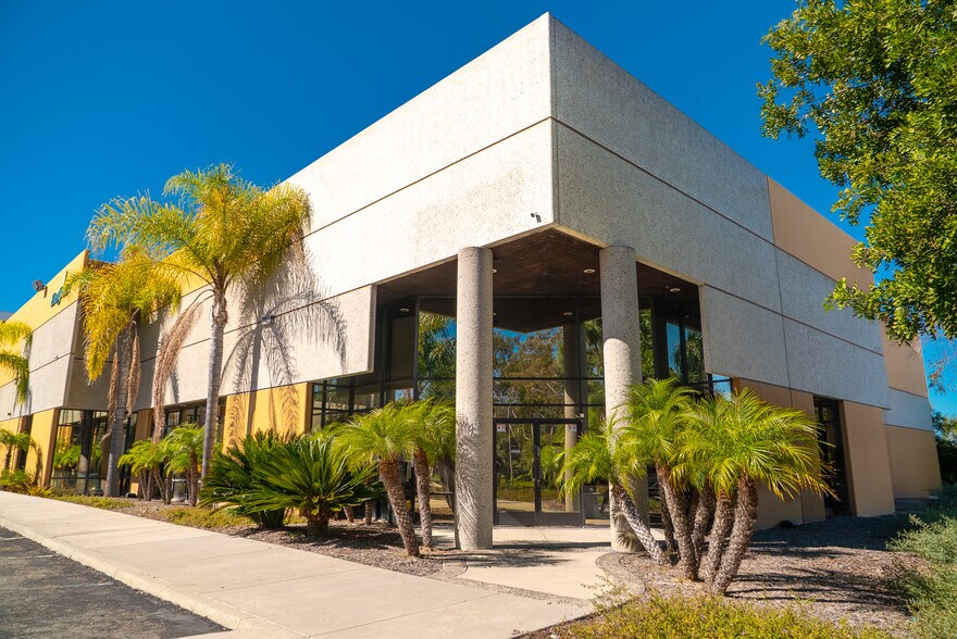 2465 Coral St, Vista, CA à louer - Photo de l’immeuble – Image 3 sur 10