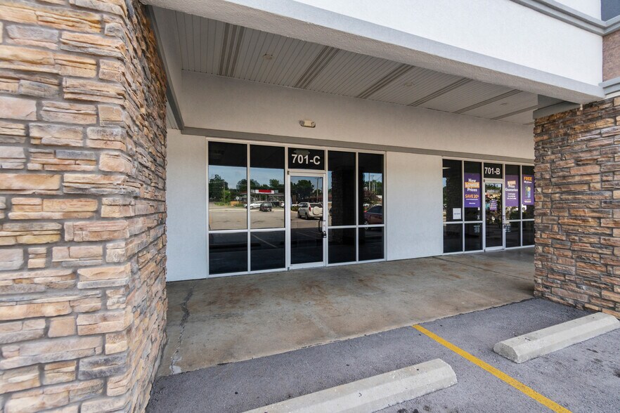 701 N Thompson St, Springdale, AR à louer - Photo de l’immeuble – Image 2 sur 32