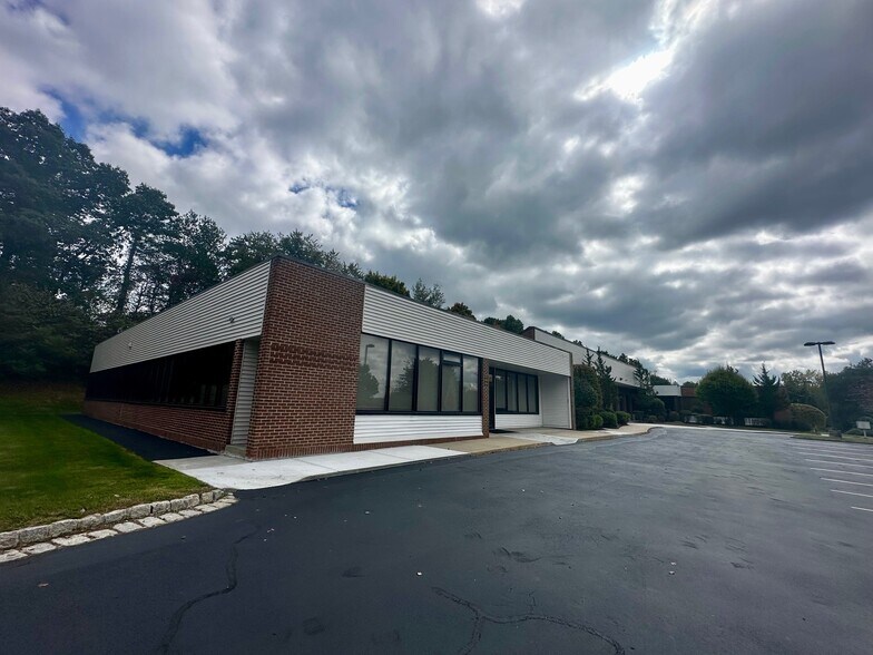 97 Barnes Rd, Wallingford, CT à louer - Photo de l’immeuble – Image 2 sur 8