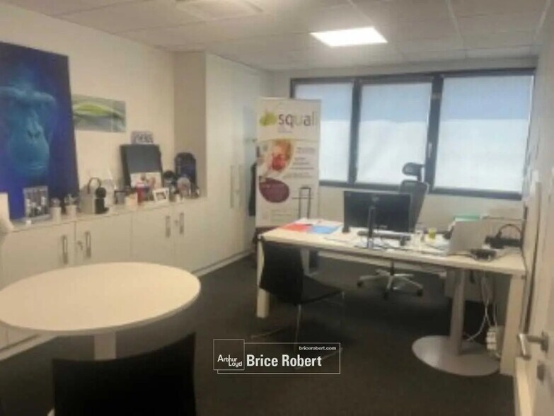 Bureau dans Bron à louer - Photo de l’immeuble – Image 3 sur 4