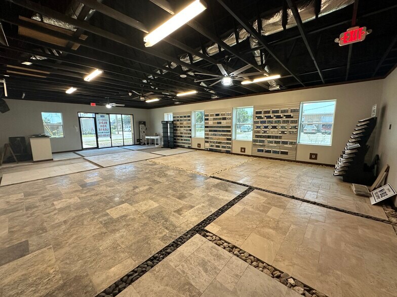 537 S Kealy Ave, Lewisville, TX à louer - Photo de l’immeuble – Image 2 sur 11