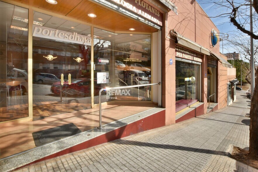 Immeuble residentiel dans Sant Feliu de Llobregat, Barcelona à vendre - Photo de l’immeuble – Image 2 sur 3