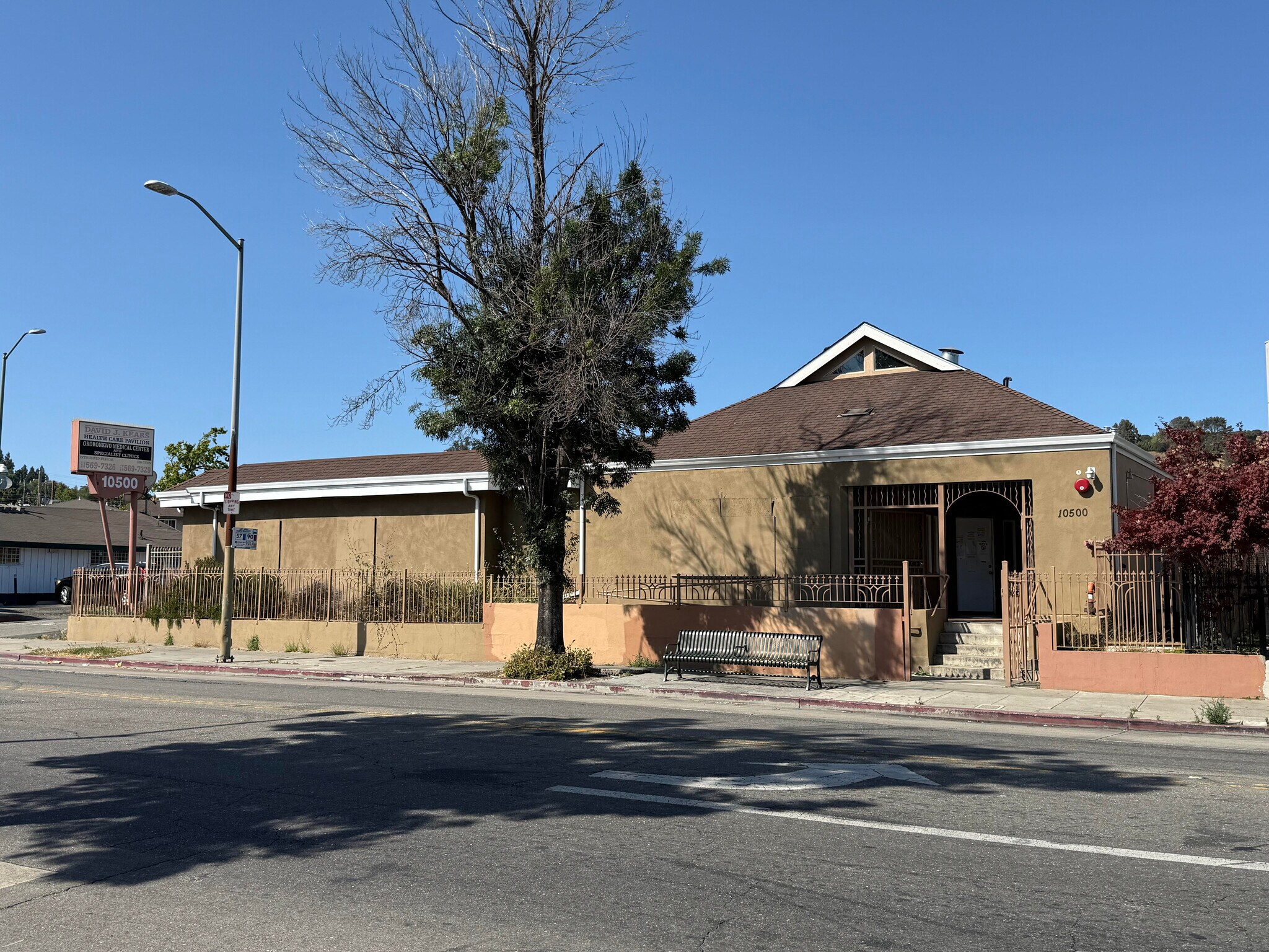 10500 Macarthur Blvd, Oakland, CA à vendre Photo de l’immeuble– Image 1 sur 14