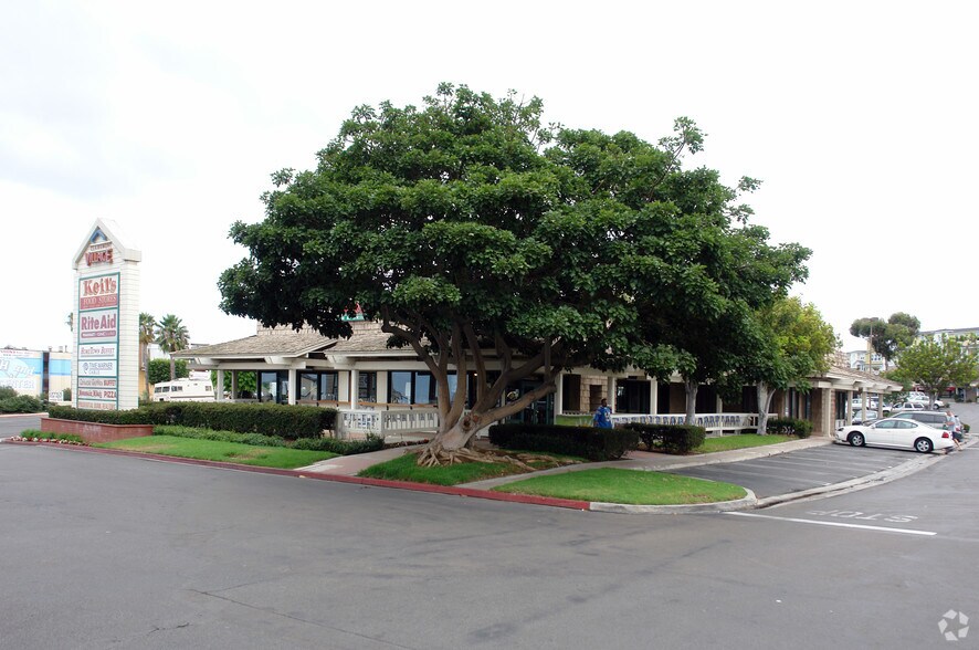 3065 Clairemont Dr, San Diego, CA à louer - Photo de l’immeuble – Image 3 sur 3