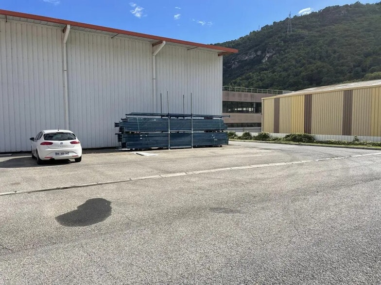 Industriel/Logistique dans Le Broc à louer - Photo de l’immeuble – Image 3 sur 10