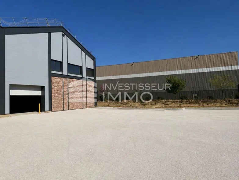 Local d’activités dans Le Plessis-Pâté à louer - Photo de l’immeuble – Image 2 sur 6