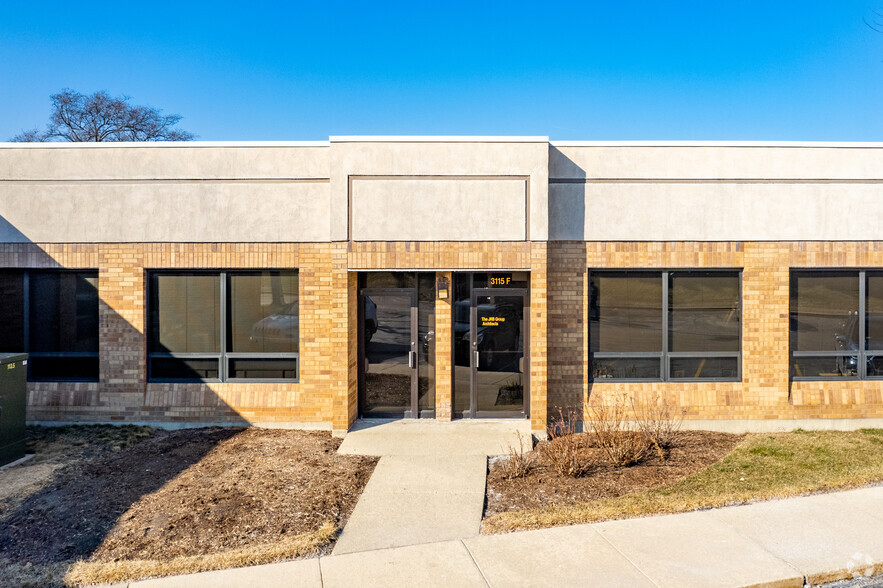 3115 N Wilke Rd, Arlington Heights, IL à vendre - Photo de l’immeuble – Image 2 sur 10