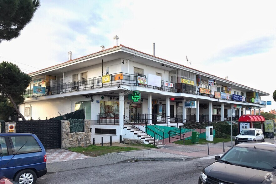 Avenida Sauces, 43, Móstoles, Madrid à vendre - Photo de l’immeuble – Image 2 sur 2