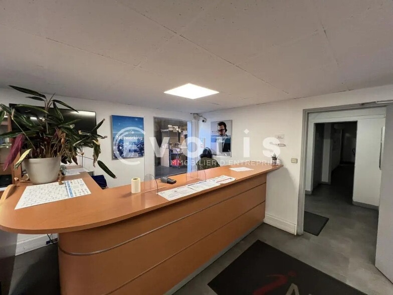 Local d’activités dans Noisy-le-Grand à louer - Photo de l’immeuble – Image 3 sur 6