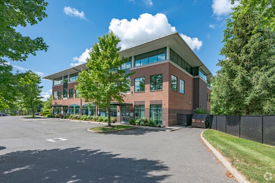 93 Lake Ave, Danbury, CT à louer - Photo de l’immeuble – Image 2 sur 33