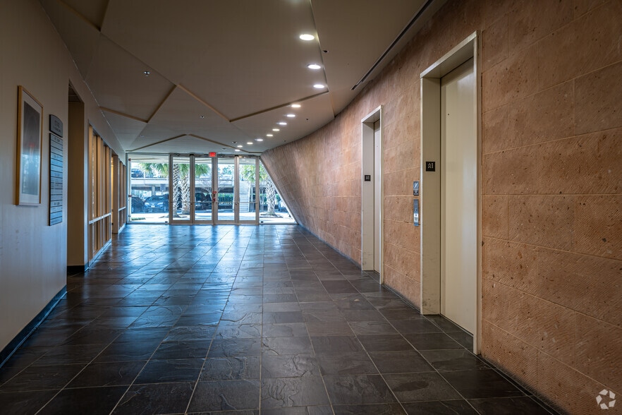 10740 N Gessner Dr, Houston, TX à louer - Hall d’entrée – Image 3 sur 3