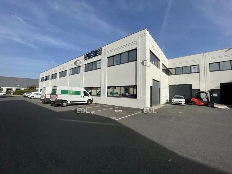 Local d’activités dans Villeneuve-la-Garenne à louer - Photo de l’immeuble – Image 1 sur 4