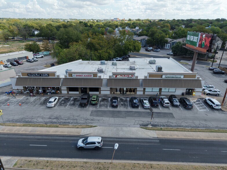 5303 and 5335-5341 Burnet Rd portefeuille de 2 biens à vendre sur LoopNet.fr - Photo de l’immeuble – Image 3 sur 8