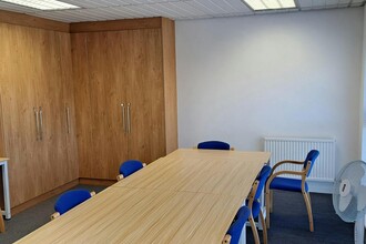 7 Tuscam Way, Camberley à louer Photo intérieure– Image 2 sur 5