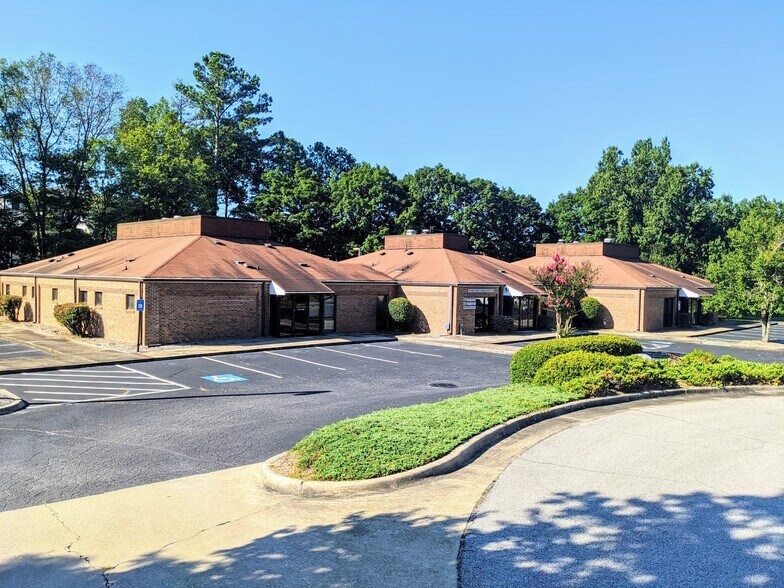 660 Lanier Park Dr, Gainesville, GA à vendre - Photo principale – Image 1 sur 17