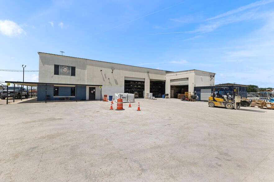 662 N WW White Rd, San Antonio, TX à vendre - Photo de l’immeuble – Image 2 sur 12