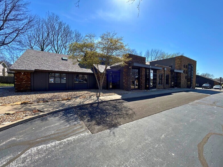 1200 E Woodhurst Dr, Springfield, MO à vendre - Photo de l’immeuble – Image 2 sur 15