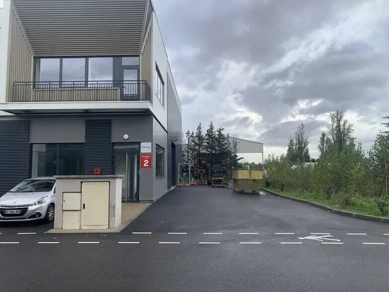 Local d’activités dans Chassieu à louer - Photo de l’immeuble – Image 2 sur 13