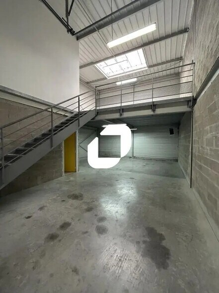 Local d’activités dans Santeny à louer - Photo intérieure – Image 2 sur 7