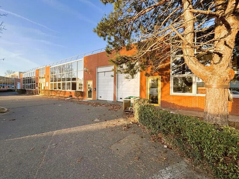 Local d’activités dans Les Ulis à louer - Photo de l’immeuble – Image 1 sur 13