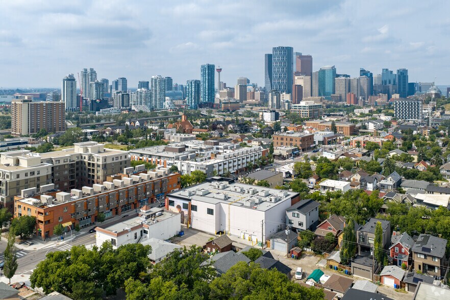 906 1 Av NE, Calgary, AB à louer - Aérien – Image 2 sur 2