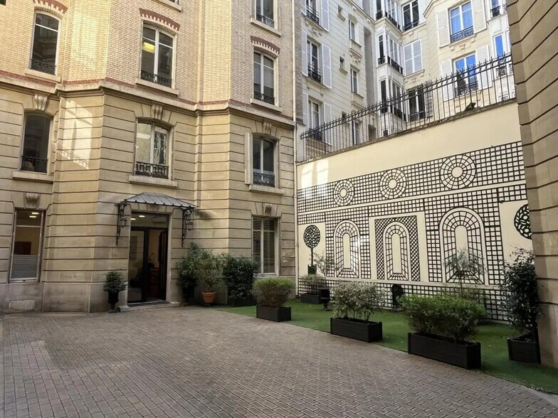 6 Rue Anatole De La Forge, Paris à louer - Photo de l’immeuble – Image 3 sur 3