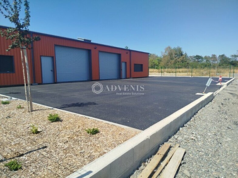 Local d’activités dans Vierzon à louer - Photo de l’immeuble – Image 1 sur 4
