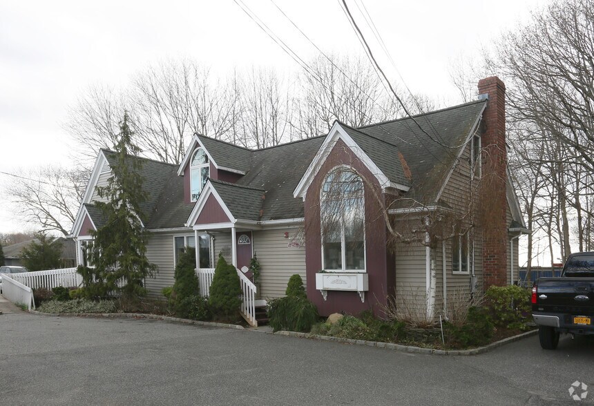 692 Route 25A, Miller Place, NY à louer - Photo de l’immeuble – Image 3 sur 8