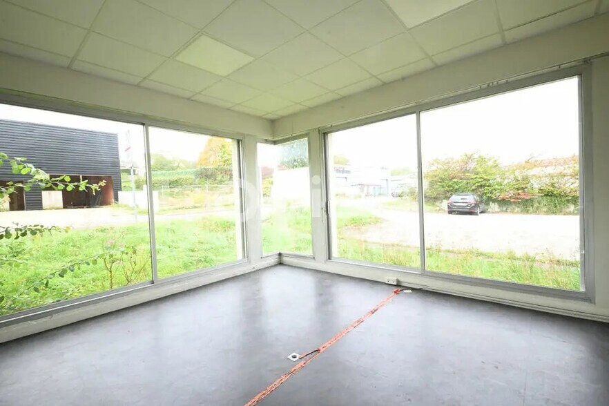 Local d’activités dans Le Creusot à louer - Photo de l’immeuble – Image 2 sur 12