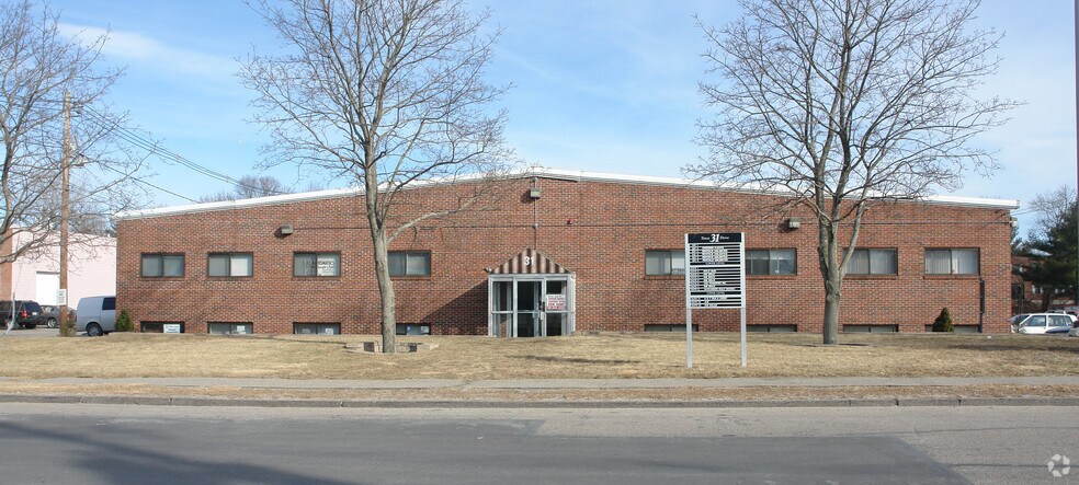 131 Tosca Dr, Stoughton, MA à louer - Photo de l’immeuble – Image 2 sur 7