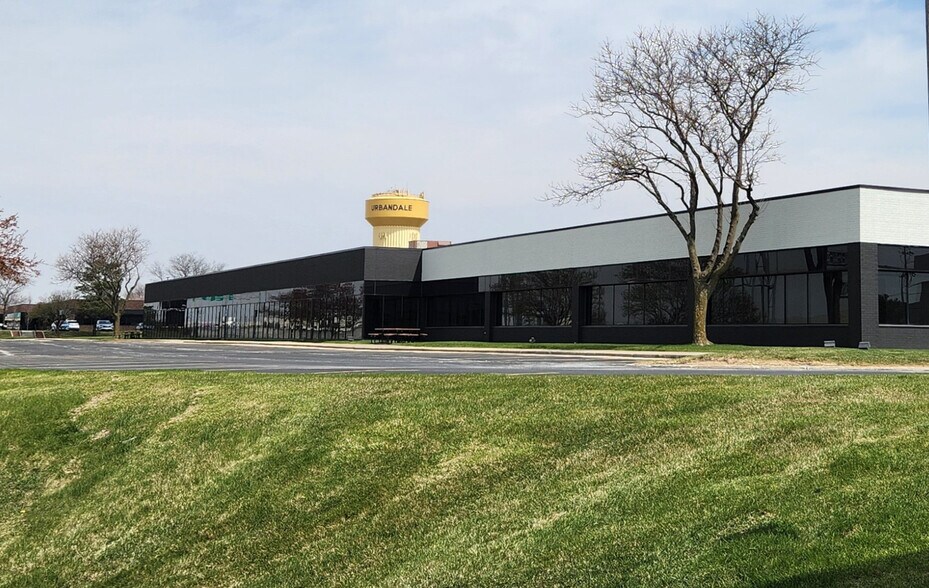 4250 114th St, Urbandale, IA à louer - Photo de l’immeuble – Image 1 sur 2