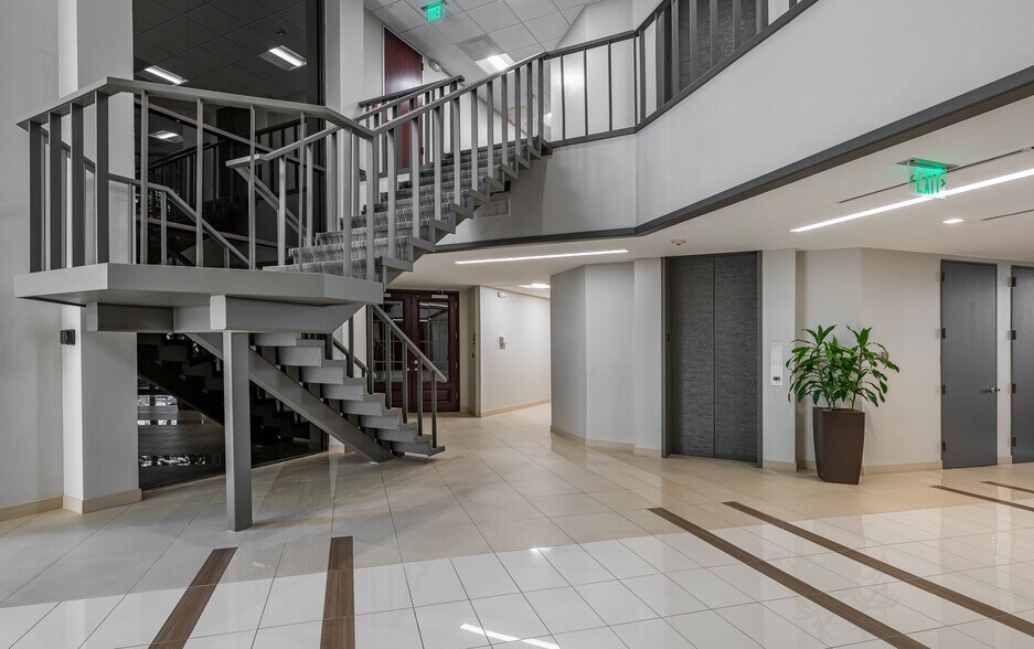 2655 Villa Creek Dr, Dallas, TX à louer - Photo de l’immeuble – Image 2 sur 23