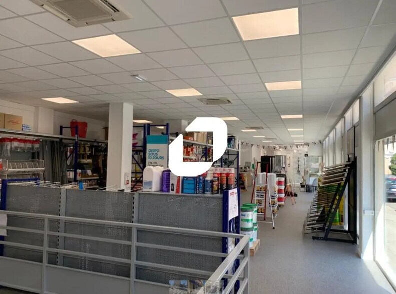 Local commercial dans Grenoble à louer - Photo de l’immeuble – Image 3 sur 3