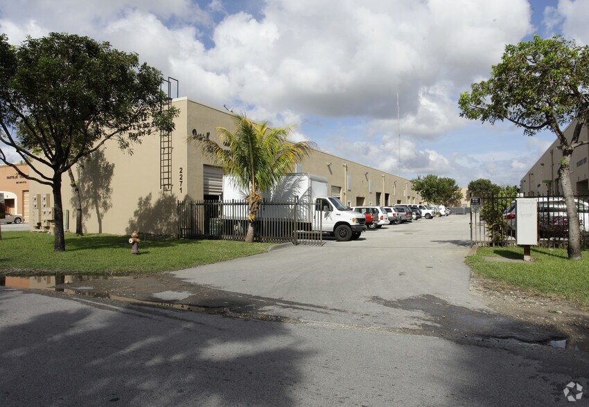2271 W 80th St, Hialeah, FL à vendre - Photo de l’immeuble – Image 3 sur 5