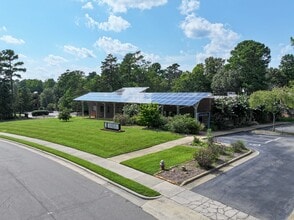 605 Eastowne Dr, Chapel Hill, NC à louer Photo de l’immeuble– Image 2 sur 46
