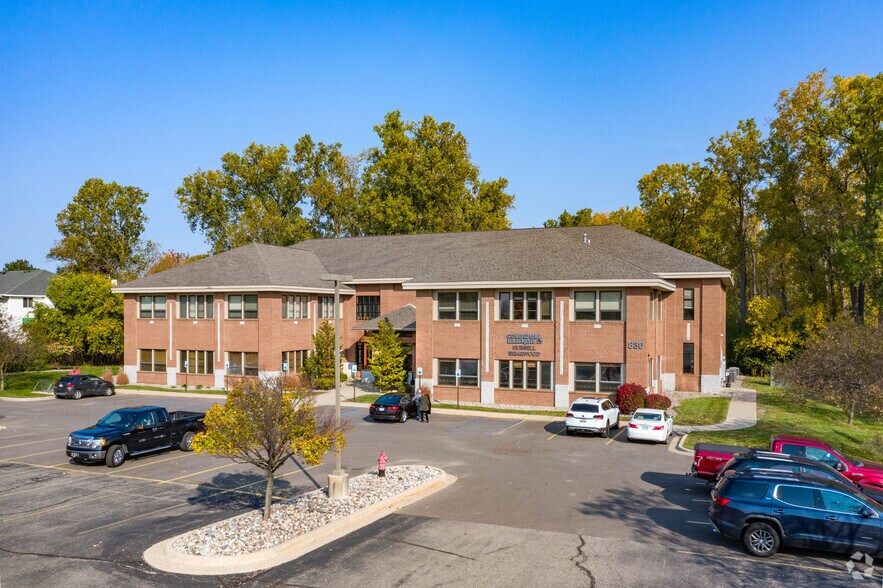 830 W Lake Lansing Rd, East Lansing, MI à louer - Photo principale – Image 2 sur 12