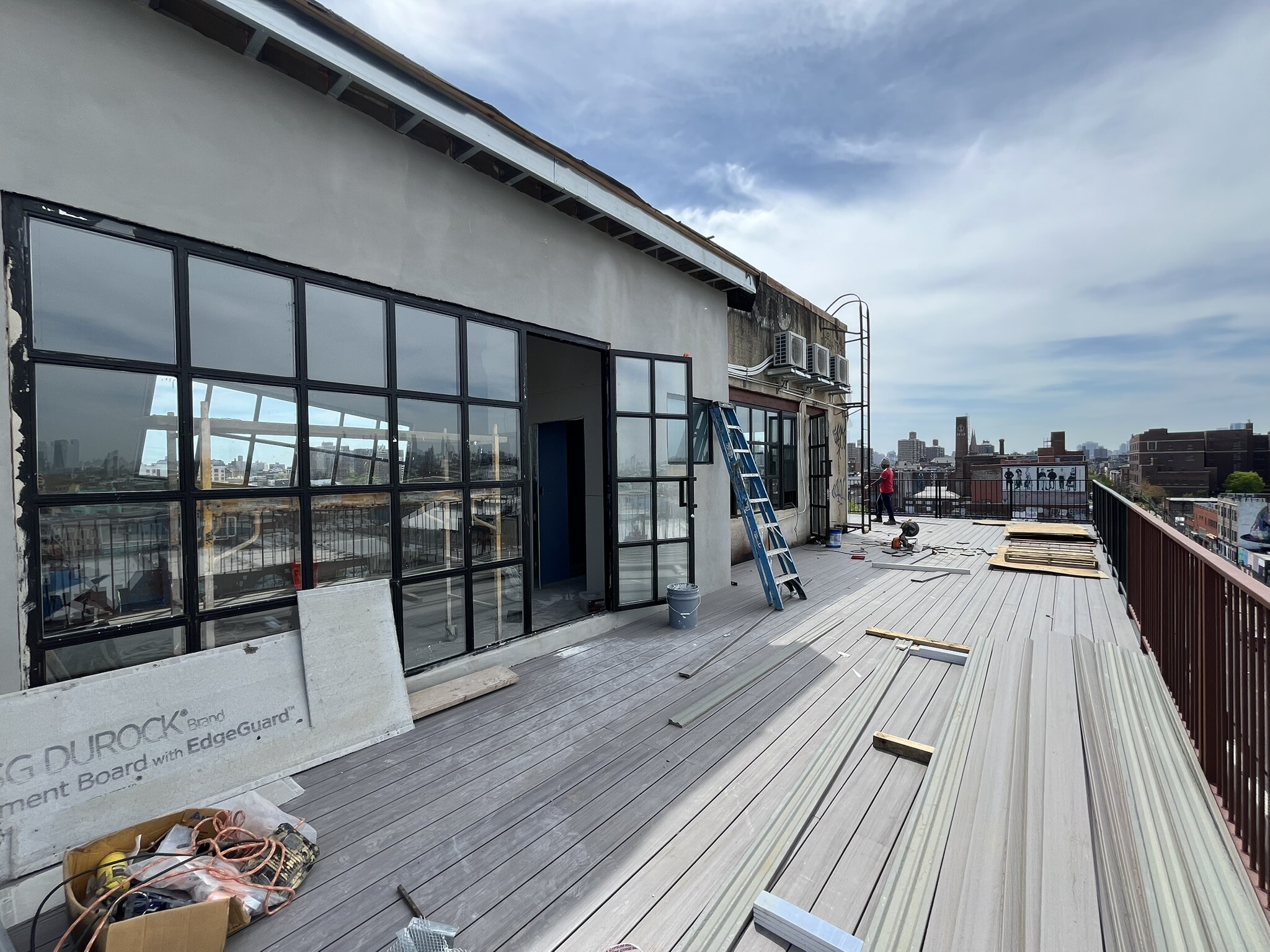 310 Meserole St, Brooklyn, NY à louer Photo de l’immeuble– Image 1 sur 6
