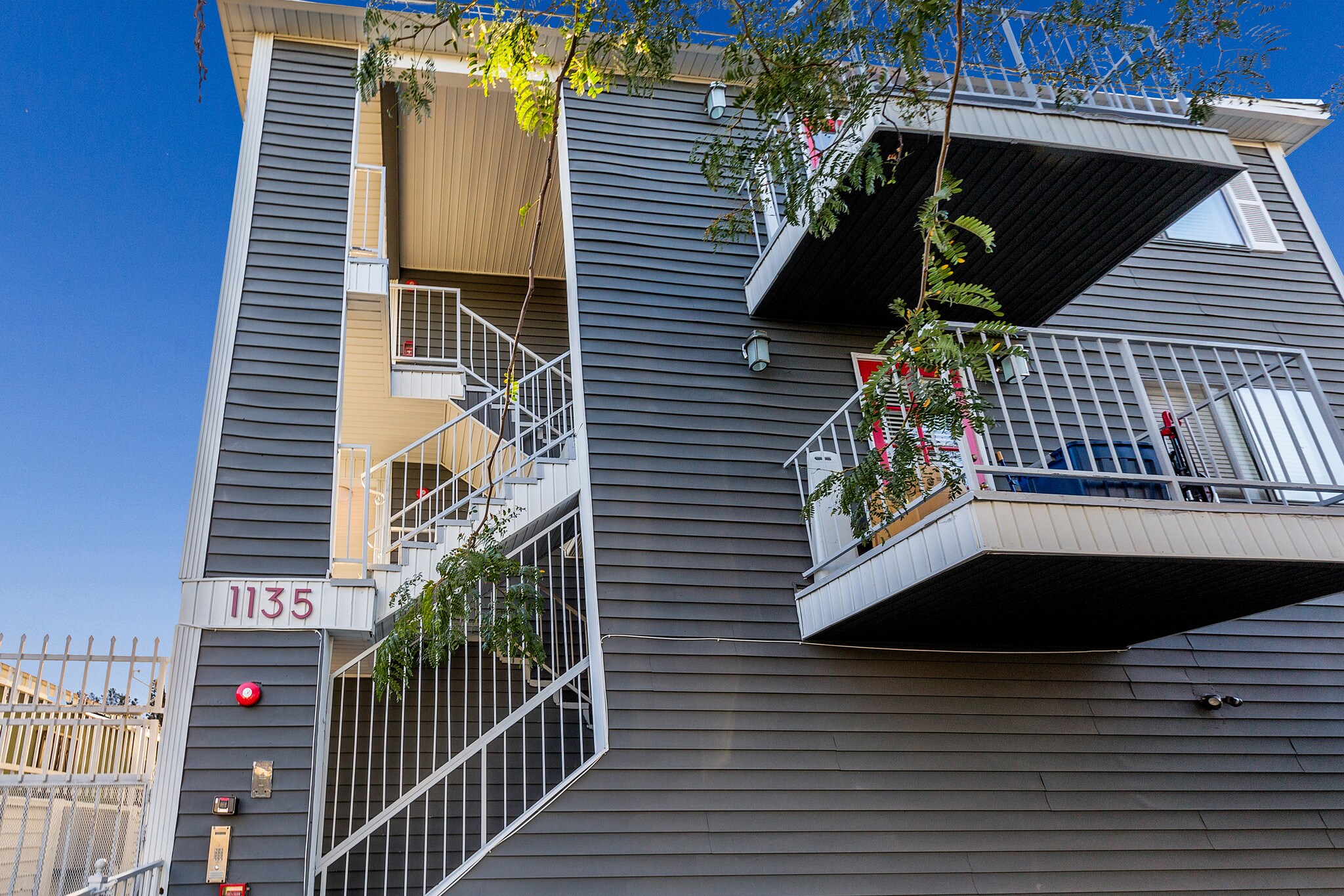 1135 Raymond Ave, Long Beach, CA à vendre Photo de l’immeuble– Image 1 sur 15
