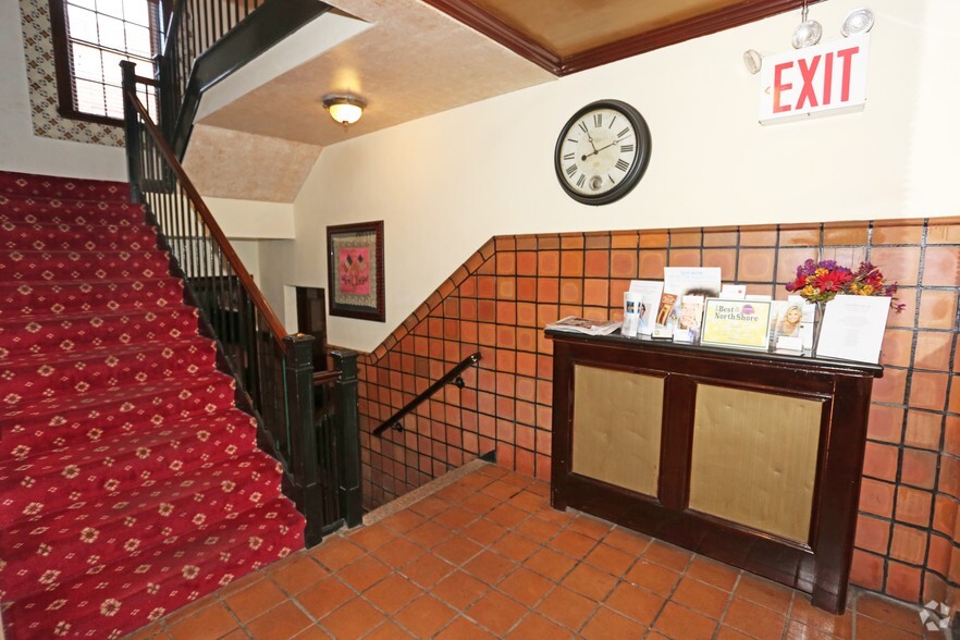 8 Bond St, Great Neck, NY à louer - Hall d’entrée – Image 2 sur 4