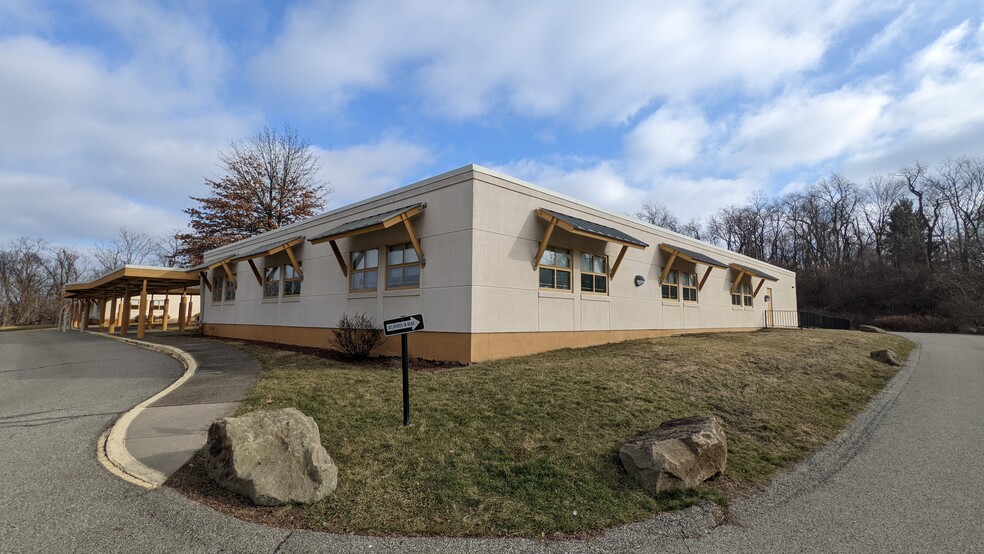 3800 Oakleaf Rd, Brentwood, PA à louer - Photo de l’immeuble – Image 2 sur 14