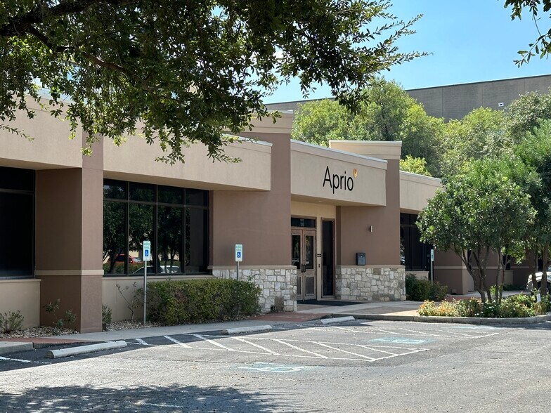 922 Isom Rd, San Antonio, TX à vendre - Photo de l’immeuble – Image 3 sur 16