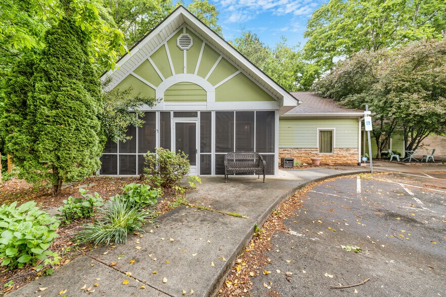 364 Weaverville Rd, Asheville, NC à vendre - Photo de l’immeuble – Image 2 sur 35
